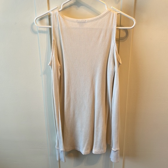 Waffle cold shoulder shirt - Picture 5 of 6